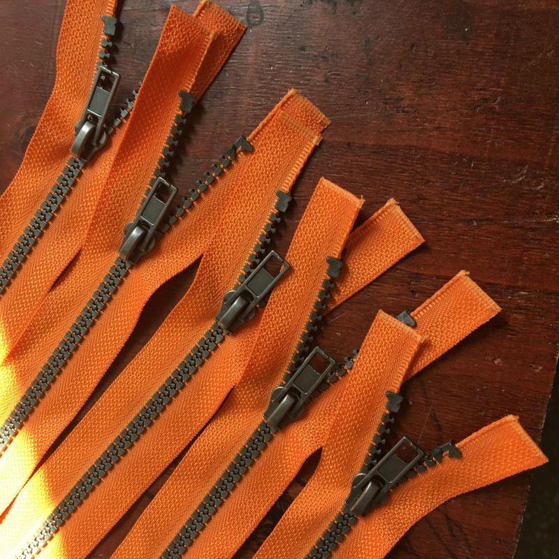  Unique plastic separating zipper