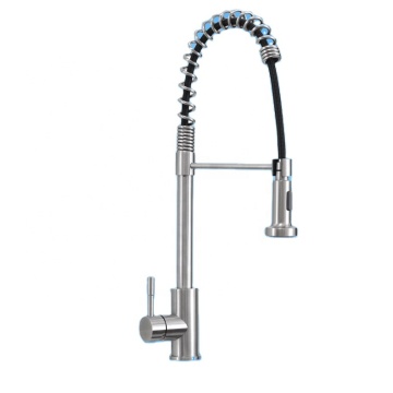 Spülbecken mit Wasserhahn, Seifenspender und Auszugshahn