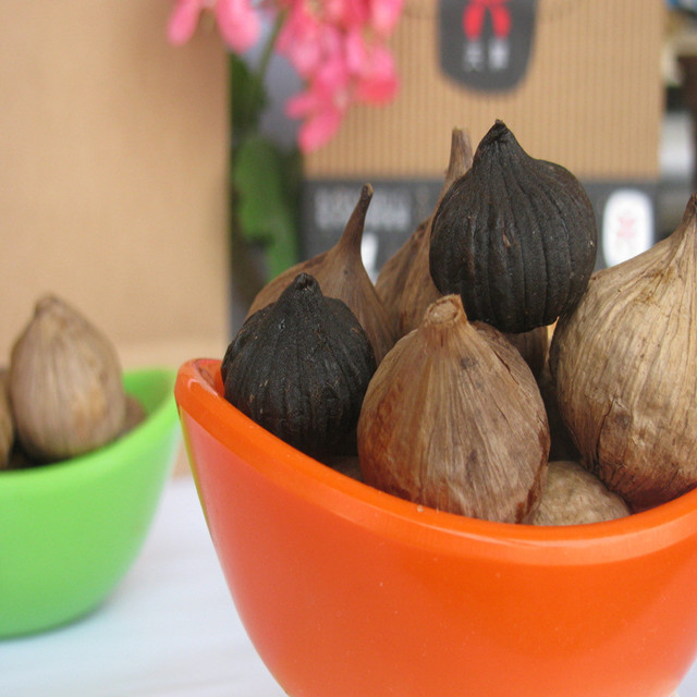 Verschillende smaak van zwarte knoflook