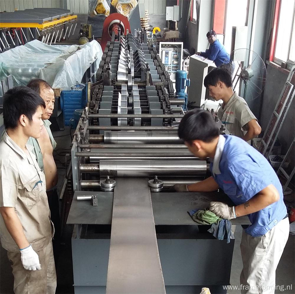 Automatic quick change size CZ purline roll forming machine