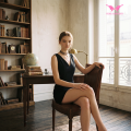 Schwarzes Slim-Fit-Minikleid mit tiefem V-Ausschnitt