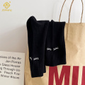 韓国の刺繍のまつげ女性の黒と白の積み重ねられた靴下
