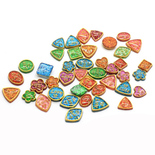100 unids / lote mezcla de resina de dibujos animados DIY LOVE lentejuelas corazón redondo triángulo de diamante para decoración de fiesta de eventos accesorios de joyería para niñas