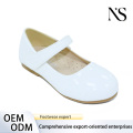 Deliciosos sapatos Mary Jane brancos para crianças