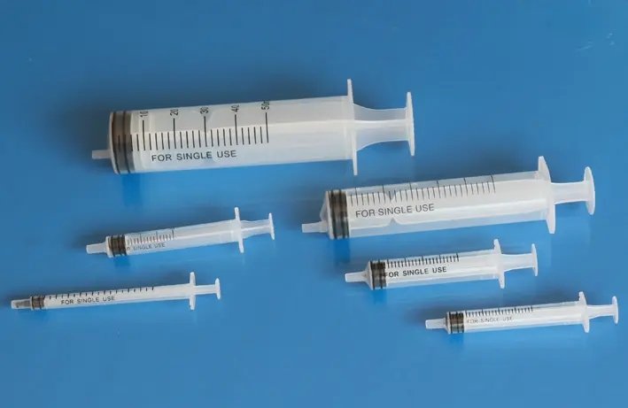 Одноразовый шприц двух частей