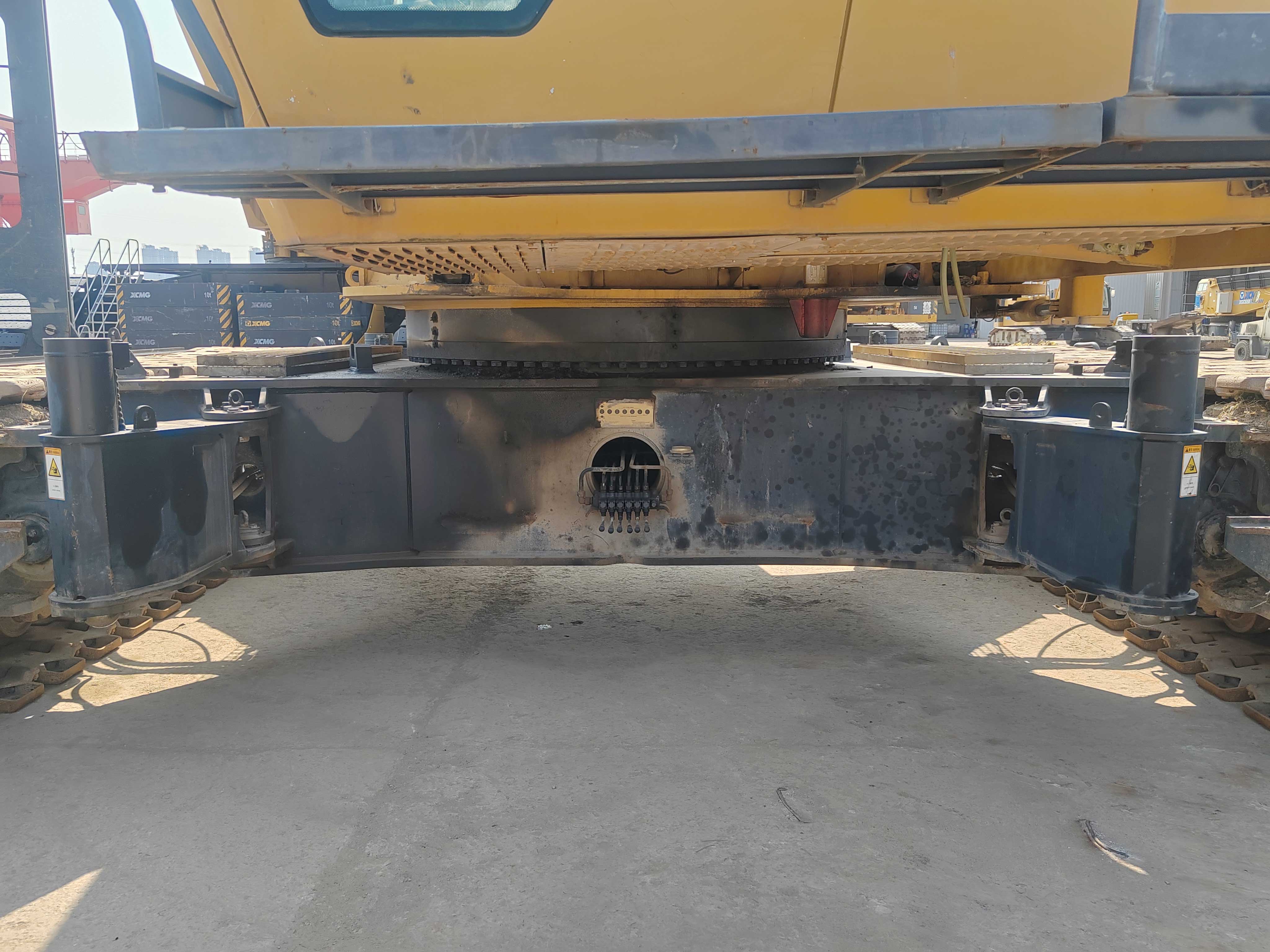 Used-crawler-crane-lifting-steel-beams-on-site Used-crawler-crane-lifting-steel-beams-on-site