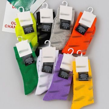 Wholesale Luxury White and Black Knitted Cotton Candy Sport Crew Socks for Women