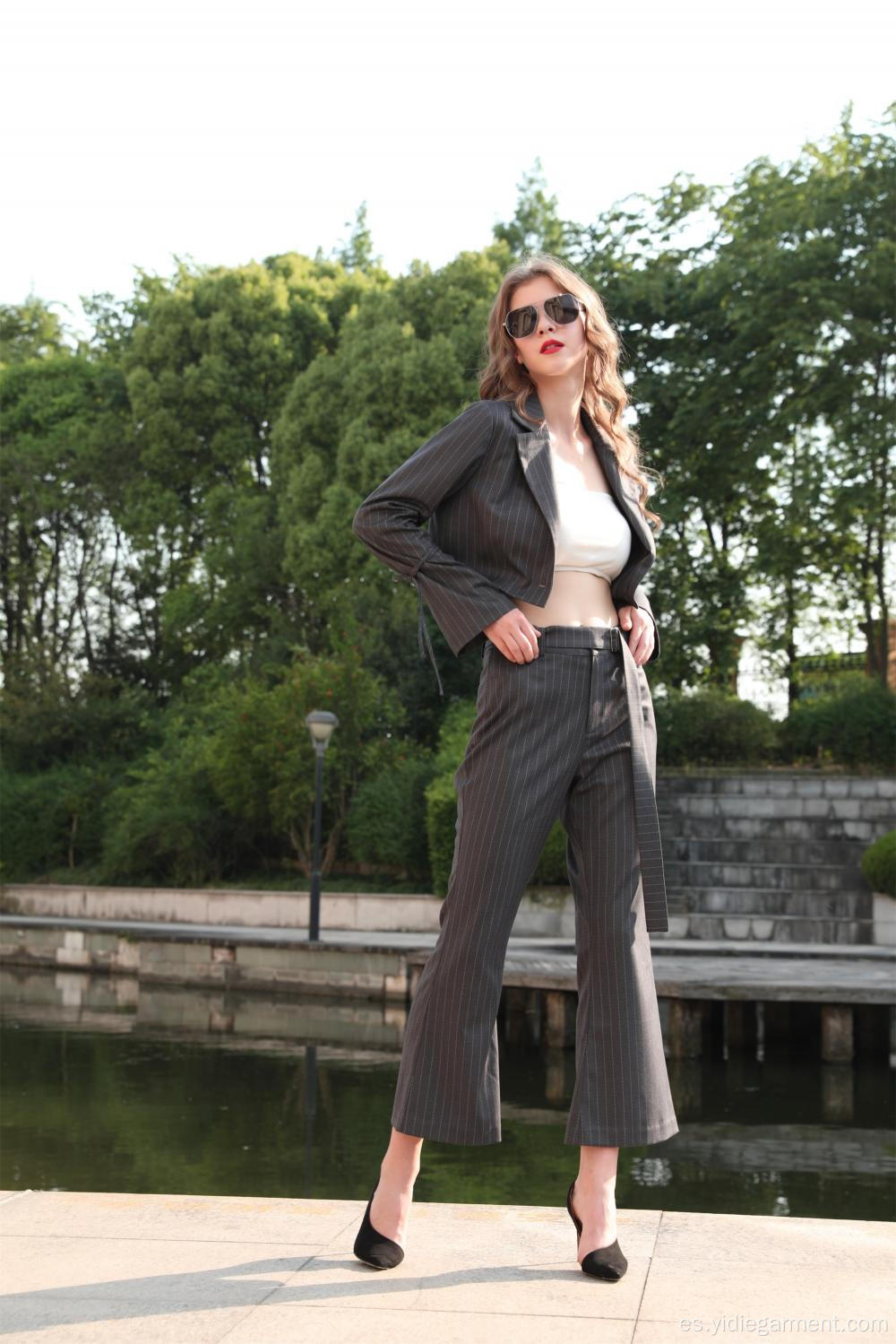 Blazer y pantalón corto a rayas con pin de mujer