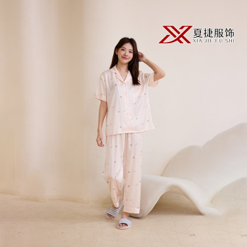 Піжамны камплект з ружовага атласа з тонкім прынтам у выглядзе сэрца