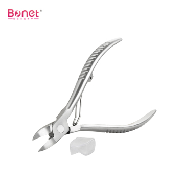 Full jaw cuticle nipper with plastic cover