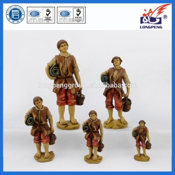 Customized Resin Village Figure for Table Top Decoration/Polyresin Little Boy is Washing His Coverlet