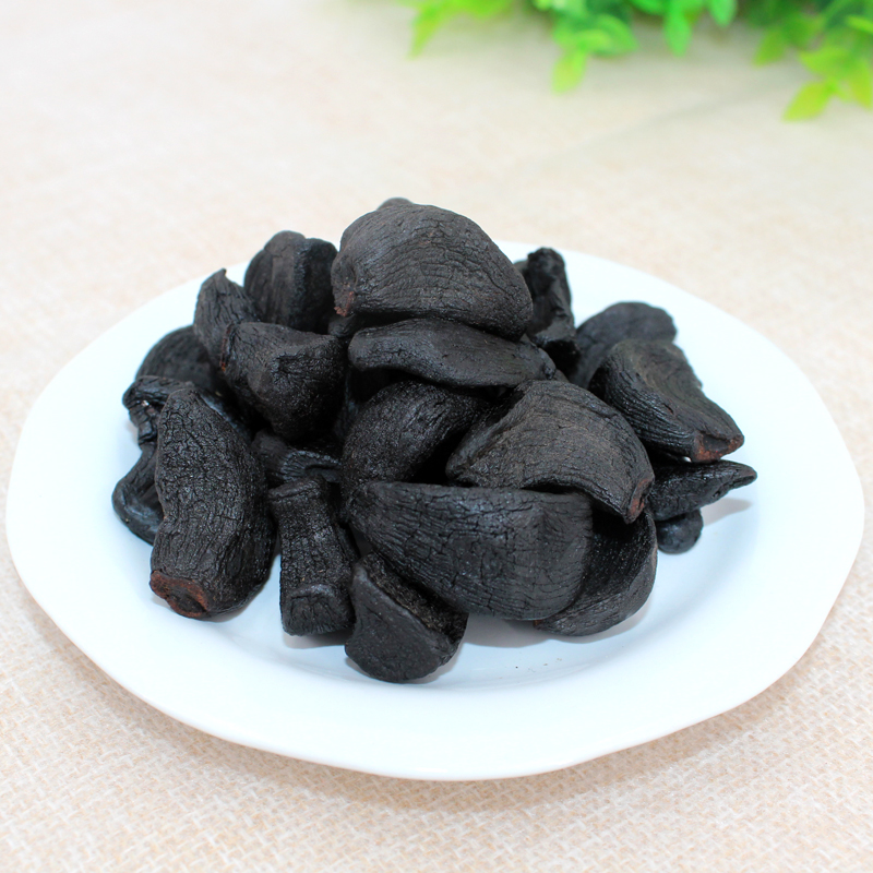 Ajo negro pelado de alimentos saludables para la cocina