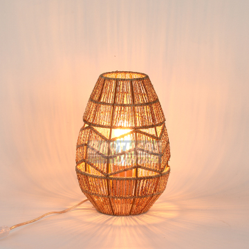 Kreative Holzbasis -Nachtlampe mit gemütlichem Rattan -Design für Kinderbett