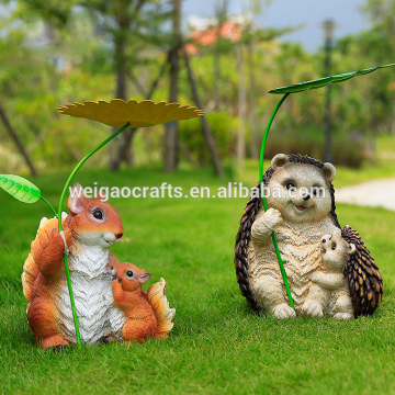 funny garden figurines animal squirrel with iron leaf ornament resin crafts