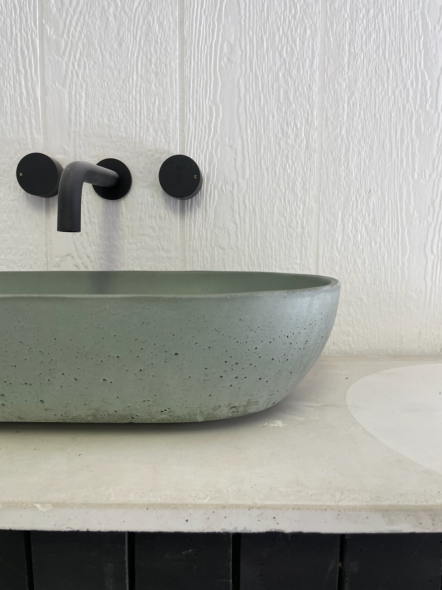 Sleek Minimalist Concrete Skal Basin