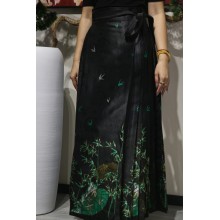 Falda de seda plisada negra con cara de caballo chino