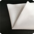 El tejido blanco de algodón de poliéster liso