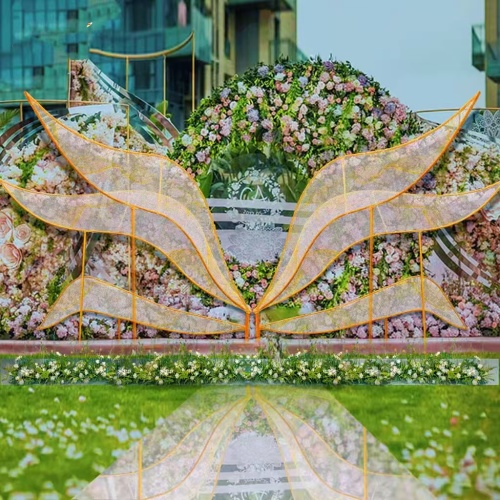 Düğün salonu için altın kanatlı sahne dekorasyonu