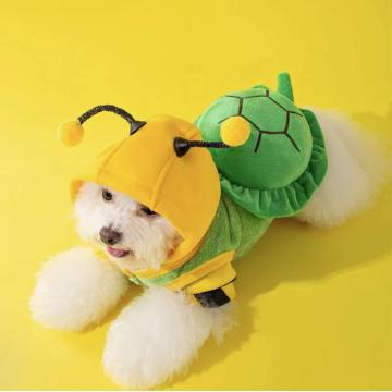 Tortugas y abejas transformadas en ropa de mascotas manejables