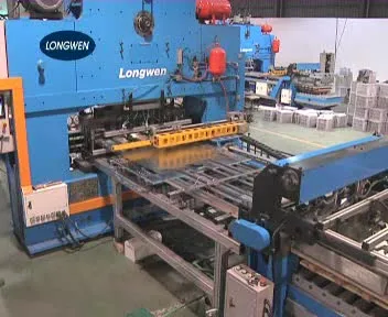 Packaging machine punch press in metal end making