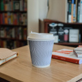Copos de café de papel de 10 onças com isolamento térmico e tampa