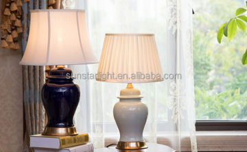 Lampu meja keramik yang dilukis dengan tangan dengan alas kuningan antik untuk ruang tamu