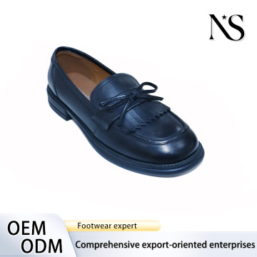 Mocasines negros de moda para mujeres vanguardistas