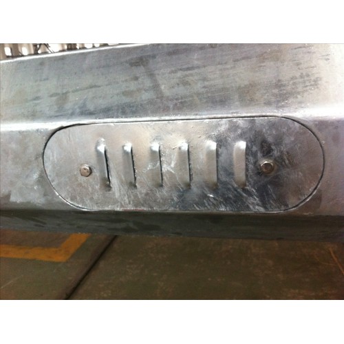 Cực ánh sáng đường phố với cột chữ hai cánh tay