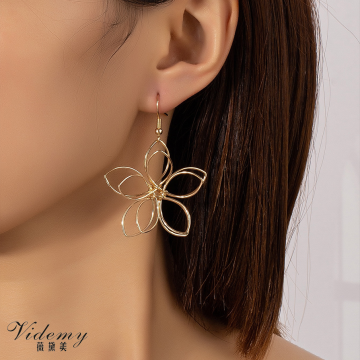 Golden Flower-Shaped Earrings for Elegant Daily Wear
