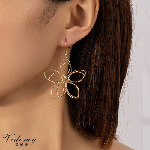 Golden Flower-Shaped Earrings for Elegant Daily Wear
