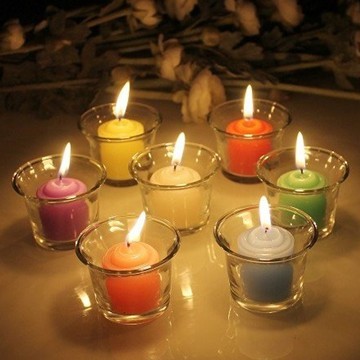 Pelbagai warna lilin Votive Rukun dalam balang kaca