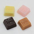 Hot koop Chocolade Snoep Vormige Kralen Liefde Geschilderde Hars Cabochon 100 stks Handgemaakte Ambachtelijke Decor Kralen Charms