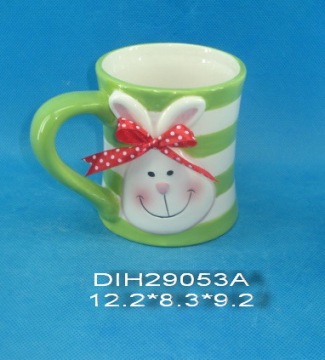 Taza de cerámica pintada a mano con decoración de conejo