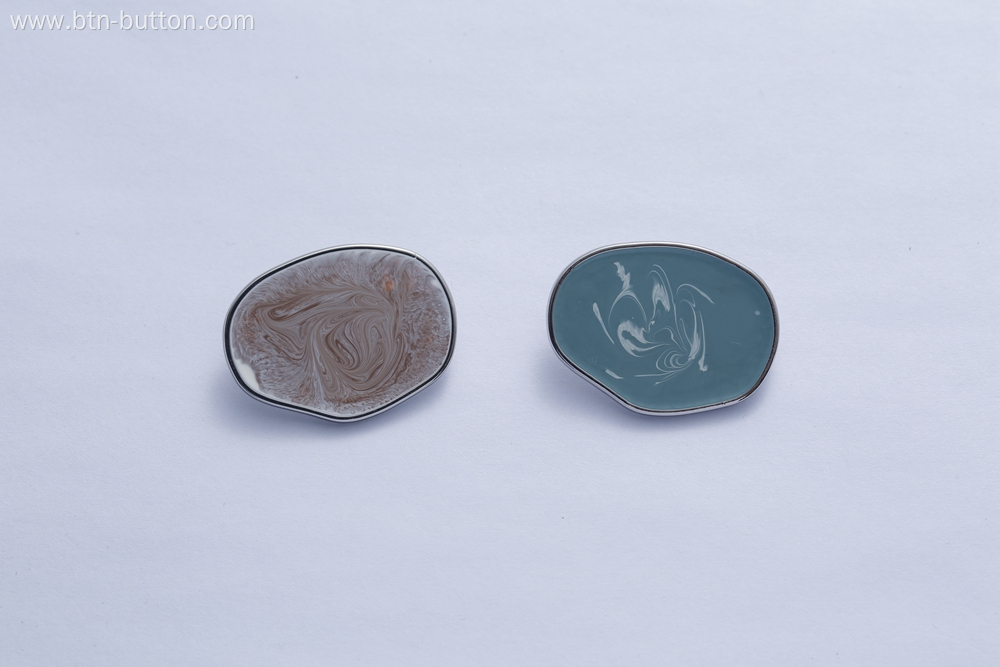 Durable metal buttons for clothing