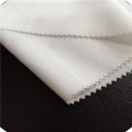 El tejido blanco de algodón de poliéster liso