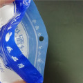 Gewöhnliche Plastiktütenverpackung mit Reißverschluss und Loch
