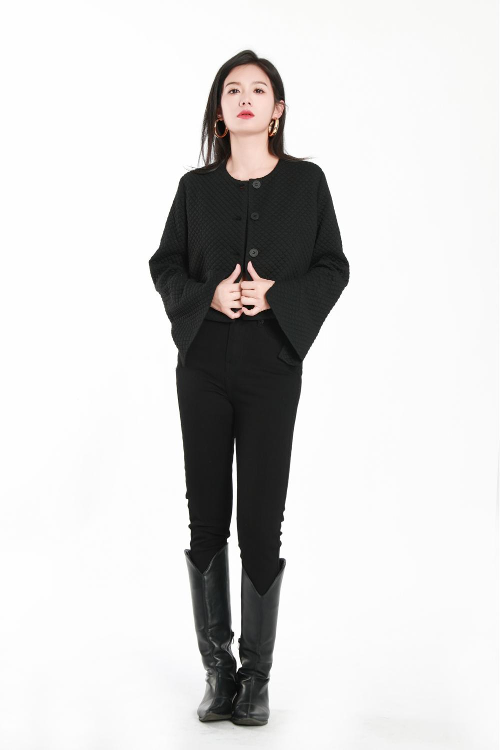 Áo khoác dệt màu đen của phụ nữ