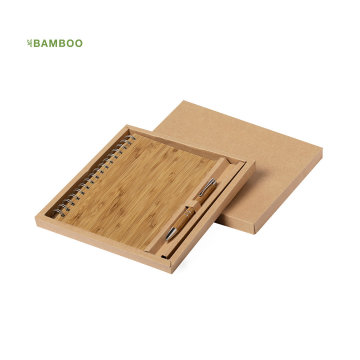 Cuaderno de bambú y bolígrafo