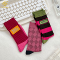 ファブリックラベル、ミッドチューブソックス、カラーブロックされたダイヤモンドグリッドパイルソックスの韓国語バージョン