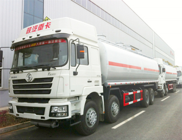 Shacman Diesel Delivery Road Tanker Truck: Efficient Oil Bowser with Pumps, Flowmeter, and Express Fuel Dispenser