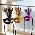 Máscara de penas personalizada para festa de máscaras