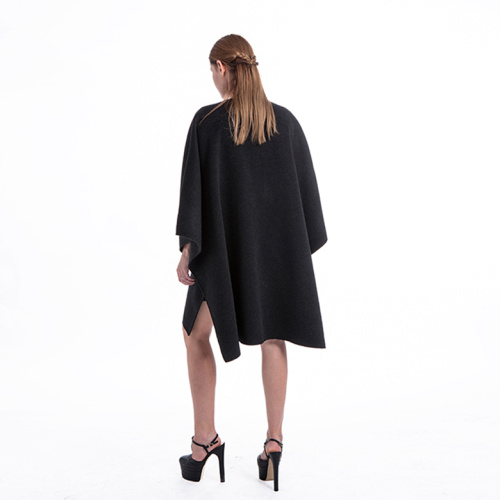 Abrigo negro de cashmere suelto