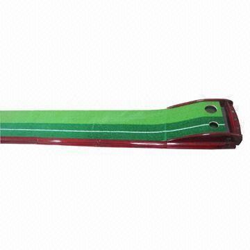 Golf putting mat with wooden base