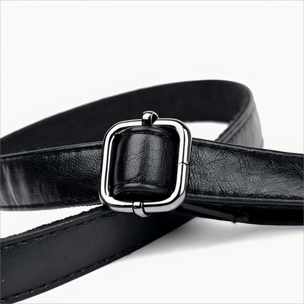 Lady's simple and versatile handbag