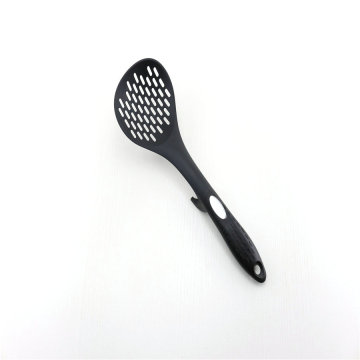 Skimmer in nylon da cucina con manico in PP nero