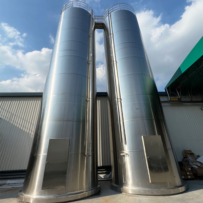 Silo penyimpanan luar ruangan industri besar untuk pelet plastik