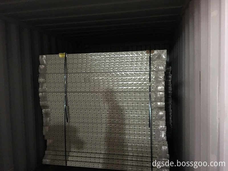 Welded Upright Frame Packed on Wooden Pallet