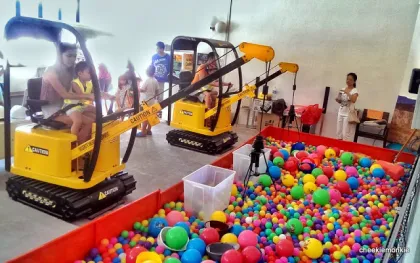 Indoor Children's Amusement: Coin Operated Excavator for Simulation Games