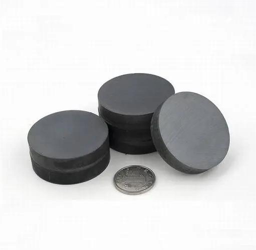 Flat round anisotropic disc ferrite magnets Y30BH