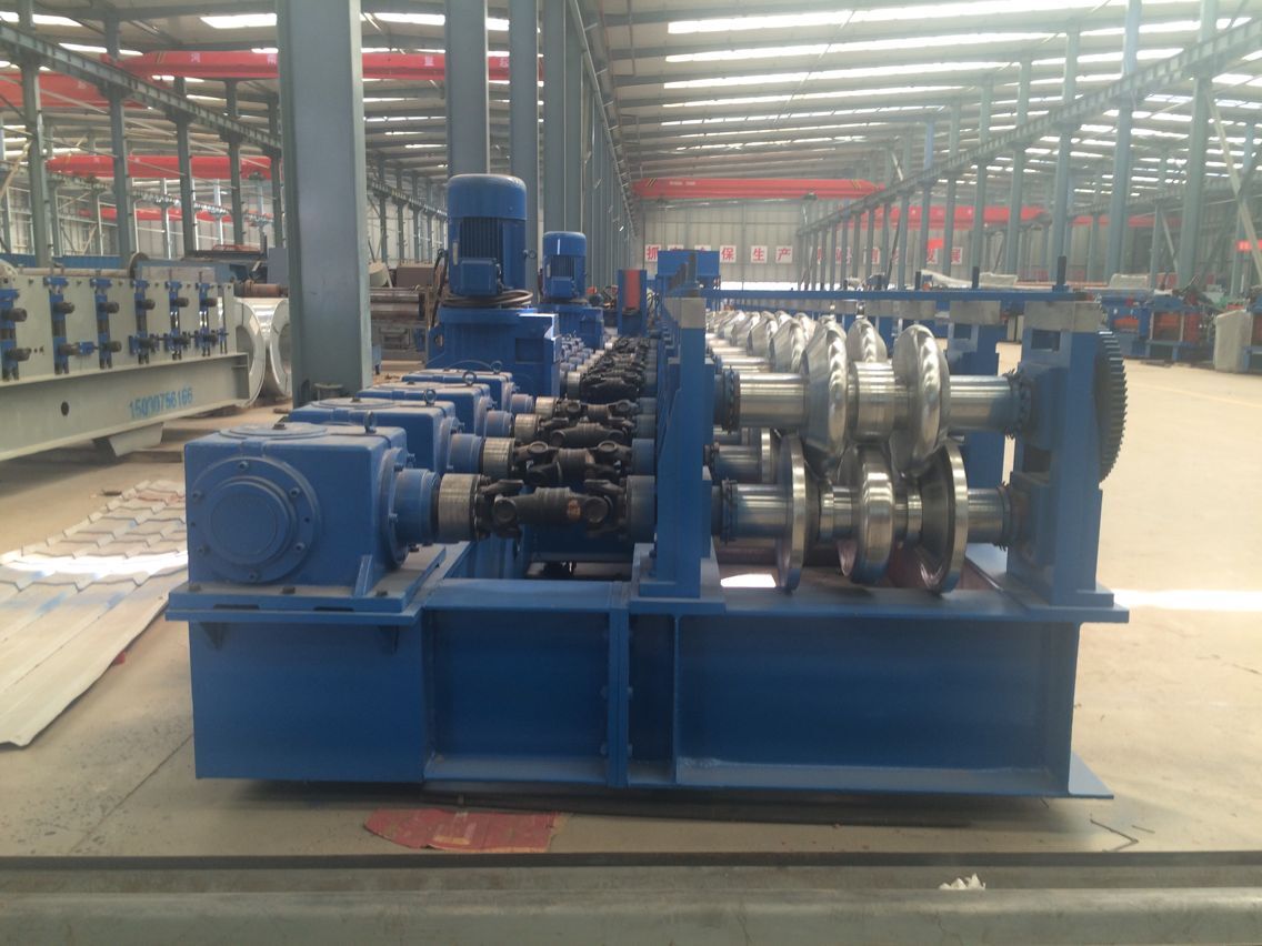 Guardrail roll forming machine